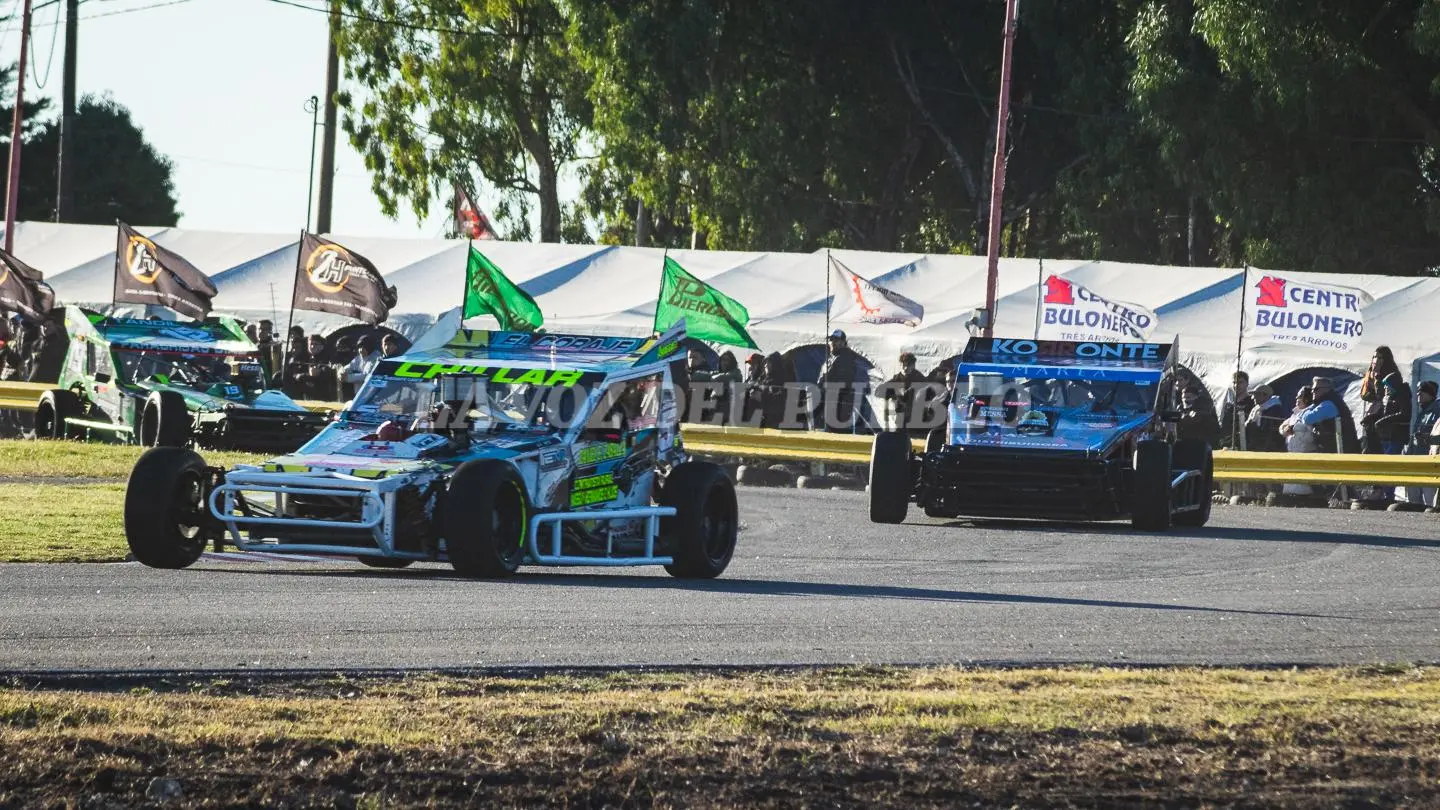 Bautista Masson Cura el ganador en la B, en la curva 1 del Moto Club es seguido de cerca por Erpelding y Salvador