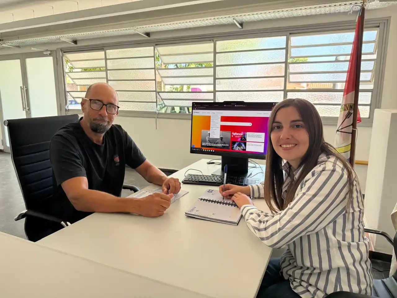 Fabián Vernetti, junto con una colaboradora, en las nuevas oficinas. Foto: Gentileza