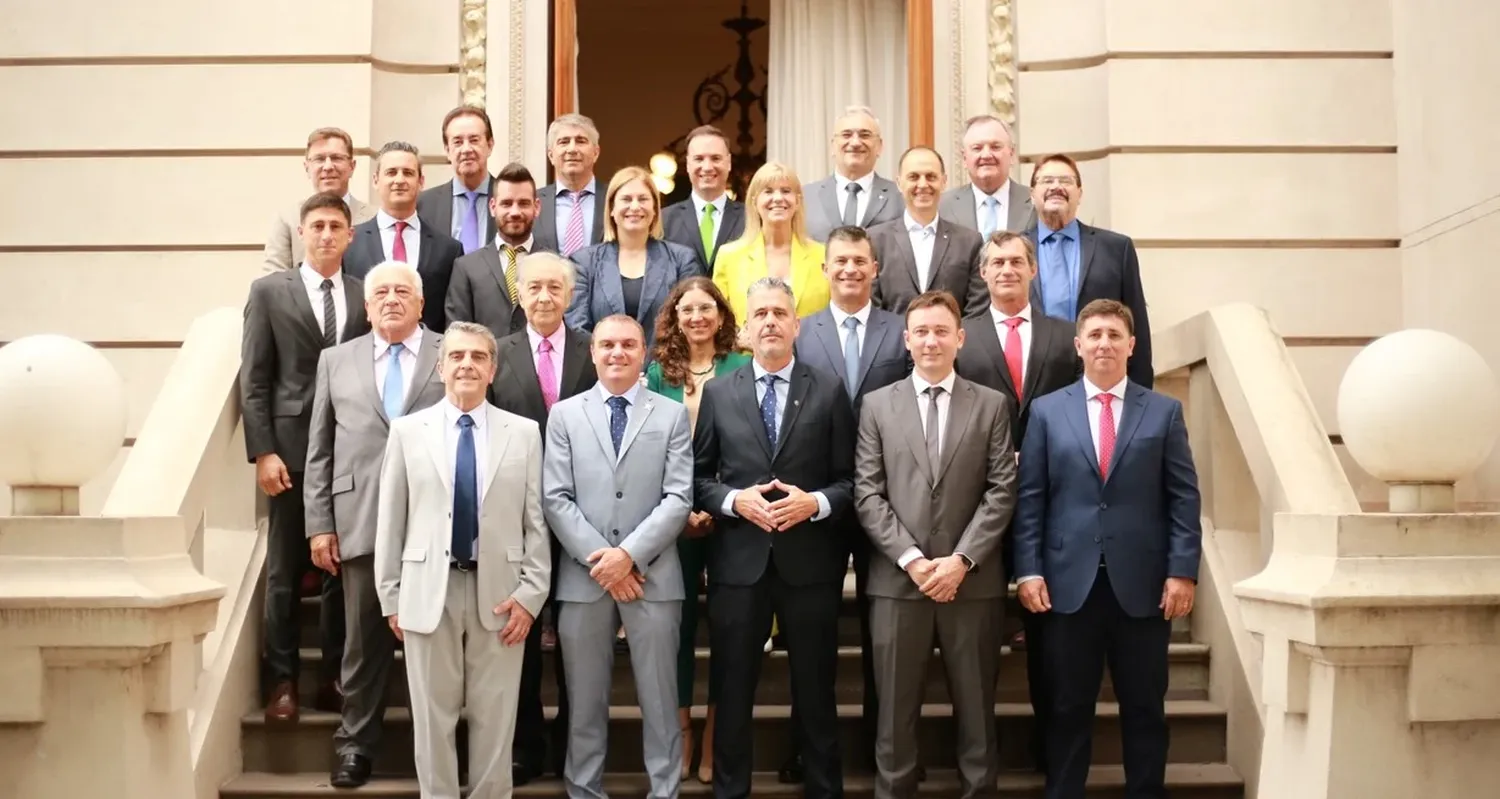 Electos y reelectos. Los senadores de los 19 departamentos, junto a la vicegobernadora Gisela Scaglia y su antecesora Alejandra Rodenas. También, los ministros de Obras Públicas, Lisandro Enrico y de Gobierno, Fabián Bastia.