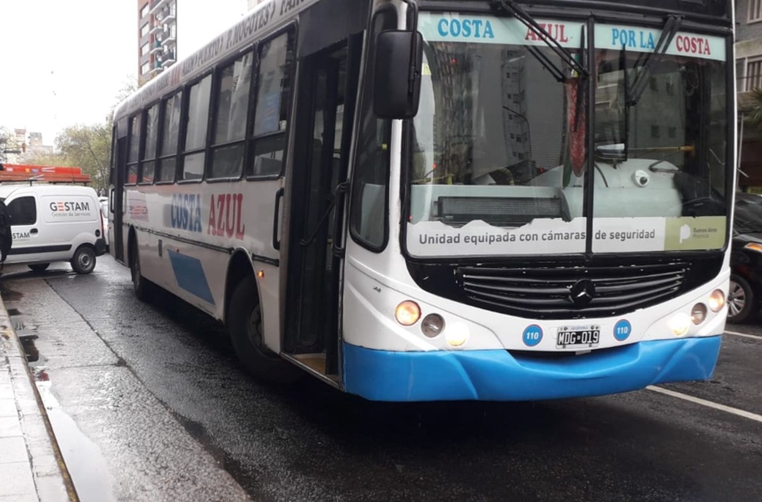 Una señora se cayó de la puerta de un colectivo en movimiento