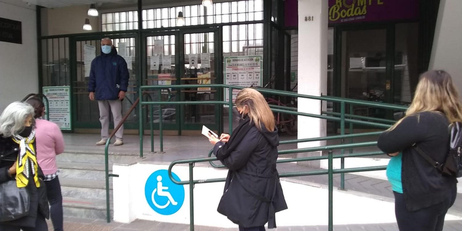 Intenso movimiento en el microcentro de la ciudad por la actividad bancaria