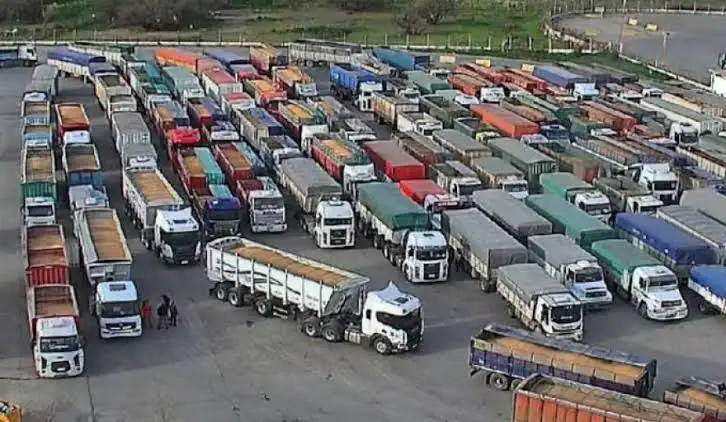 Camiones varados en Bahía Blanca.