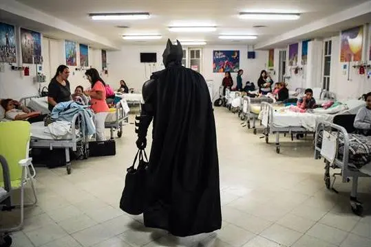 El misterioso Batman solidario que reparte donaciones será condecorado en La Plata