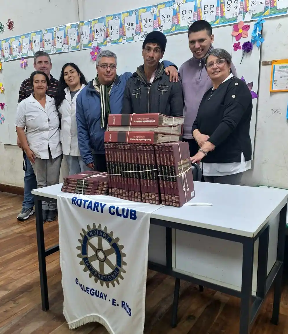 Entrega de libros y enciclopedias a escuelas primarias-