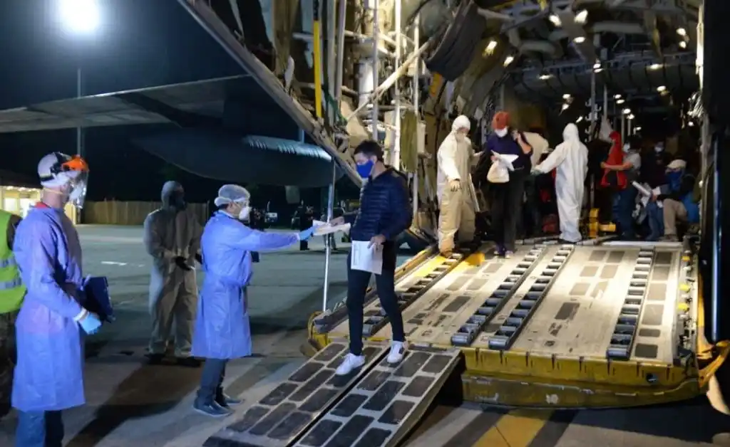 Dos aviones Hércules trajeron de regreso a 140 argentinos desde Perú