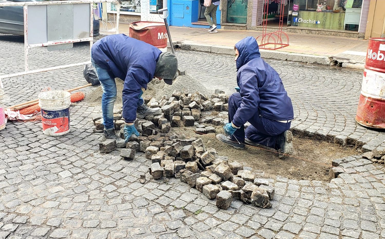 Avanzan con obras de reparación de calles y construcción de rampas