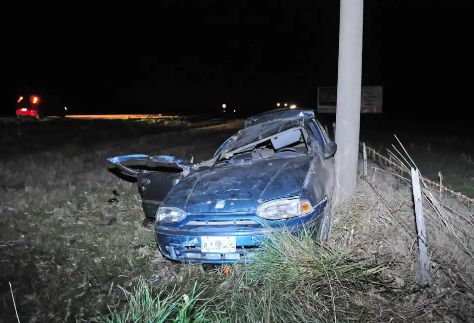 Un automóvil salió de la ruta  en el acceso a Gardey de la Ruta 226 