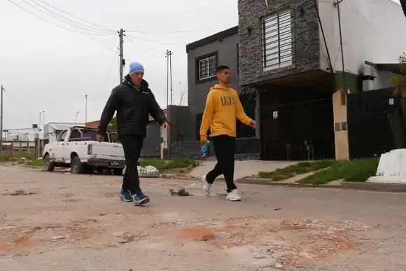 Una cuadra por minuto: Marcelo González en el tercer día de su extensa caminata por Mar del Plata