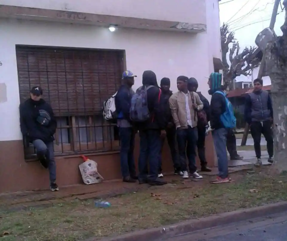 Hallaron en una obra a senegaleses "esclavos" que vivían en un container en Berazategui