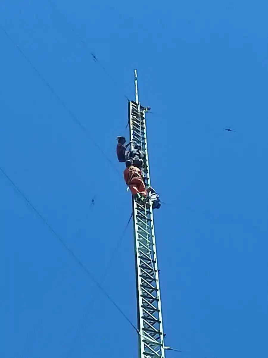 Bomberos evitan que un adolescente se arroje al vacío desde una antena en el Nam-Qom
