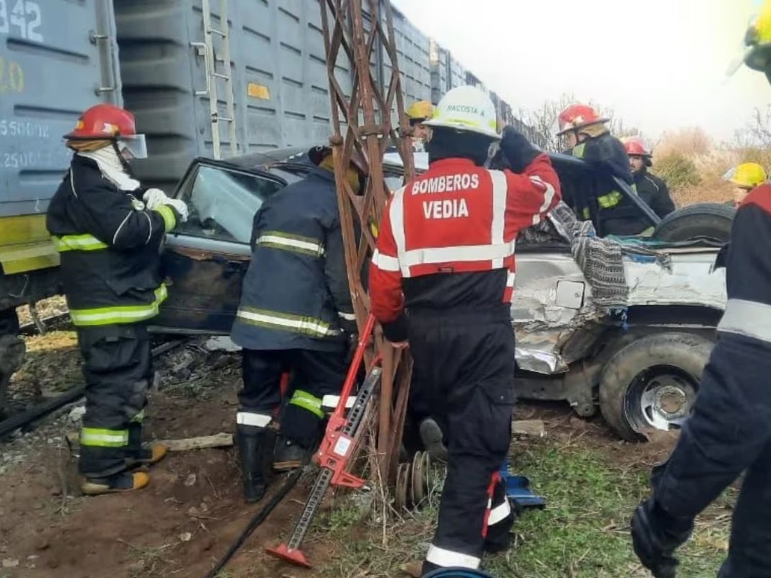 Sufrió una falla en la camioneta, quedó varado sobre las vías y un tren lo embistió: su familia quedó atrapada