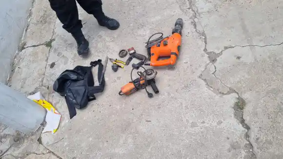 Huyó a las corridas con una amoladora y una caja de herramientas, pero cayó tras un importante operativo conjunto