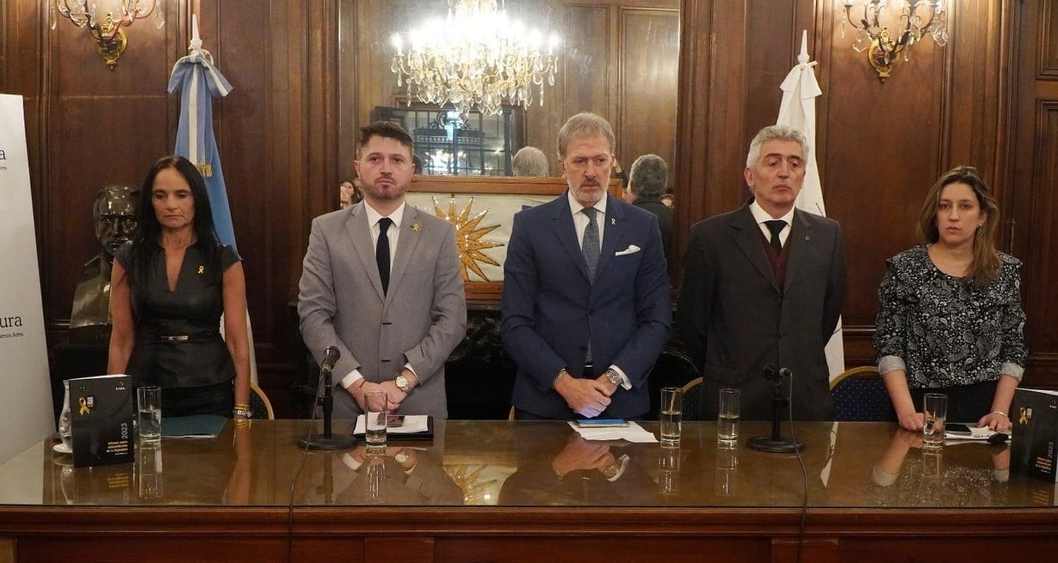 La directora del CES/Daia, Marisa Braylan; el legislador Sergio Siciliano; el presidente de la DAIA, Jorge Knoblovits; el decano de la facultad de Psicología de la UBA, Jorge Biglieri y la investigadora Verónica Constantino.