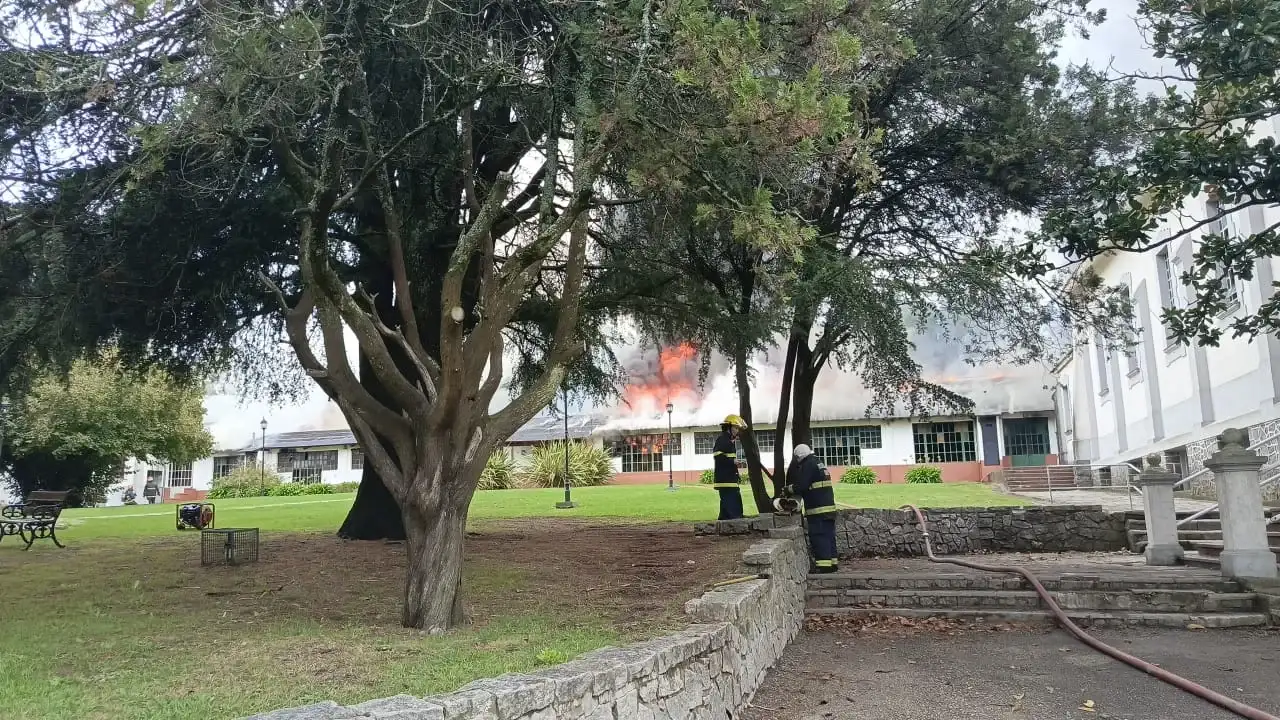 Las llamas consumieron un espacio de dormis dentro de Villa Don Bosco.