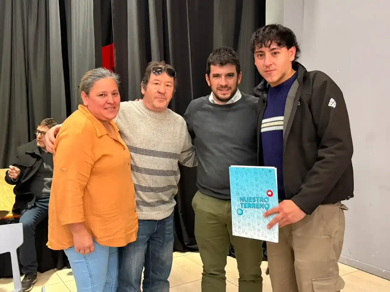 El intendente Chiarella acompañó a las familias beneficiadas.