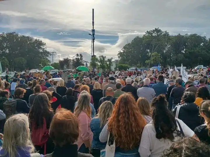 Abrazo solidario por Chapadmalal: vecinos se unieron en defensa del complejo