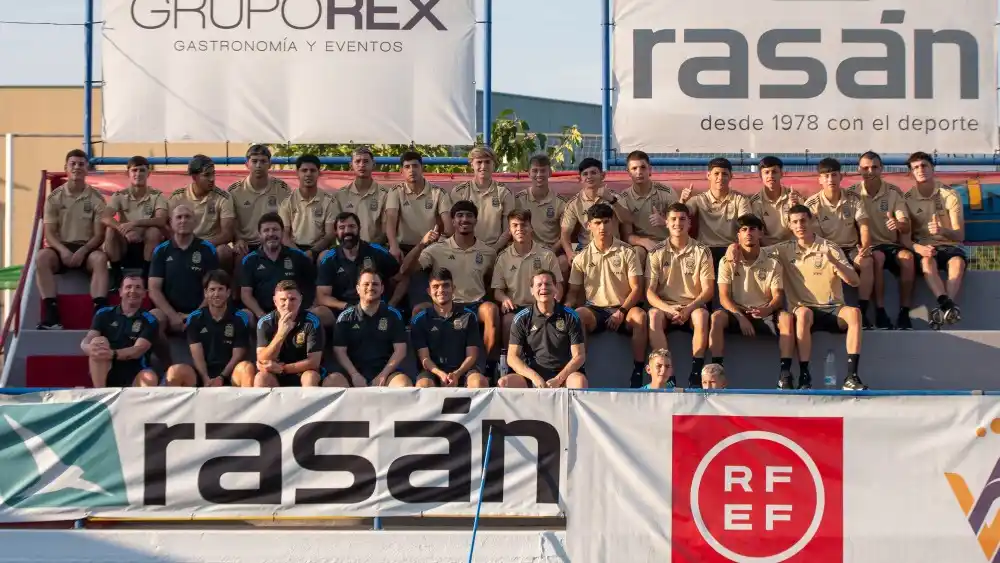 FOTO AFA El plantel argentino, con Nosei en primer lugar de la fila superior.