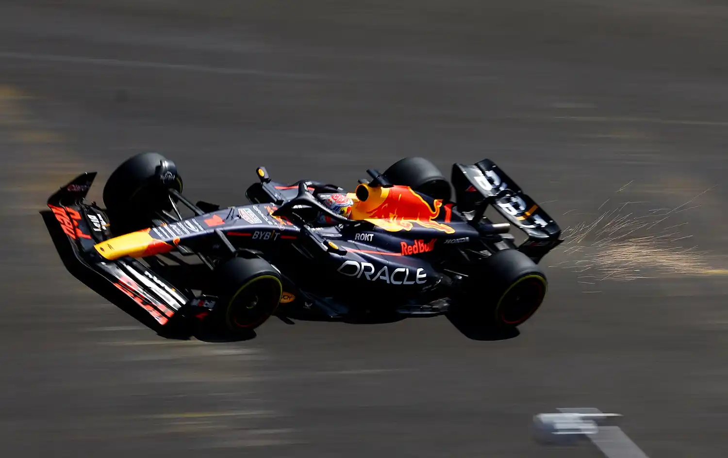 Vertsappen quedó segundo con el Red Bull.
