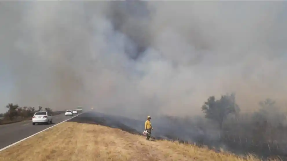Intensifican la labor para sofocar el incendio a la vera de la ruta 174