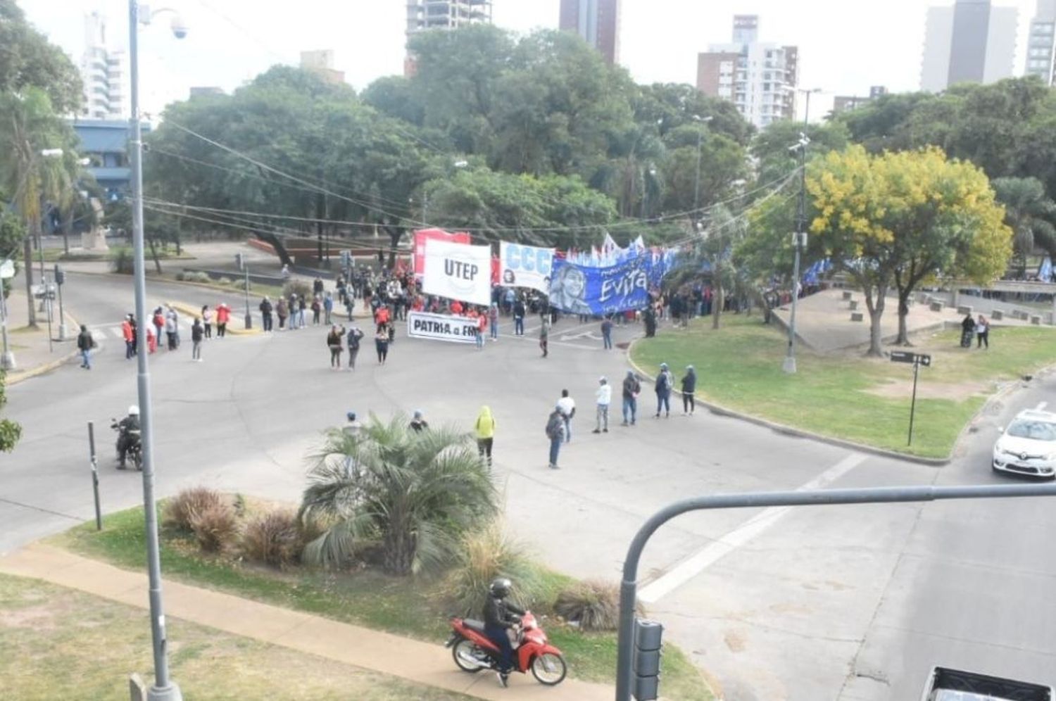 Manifestación, corte de tránsito y demoras en la zona de avenida Alem y 27 de Febrero