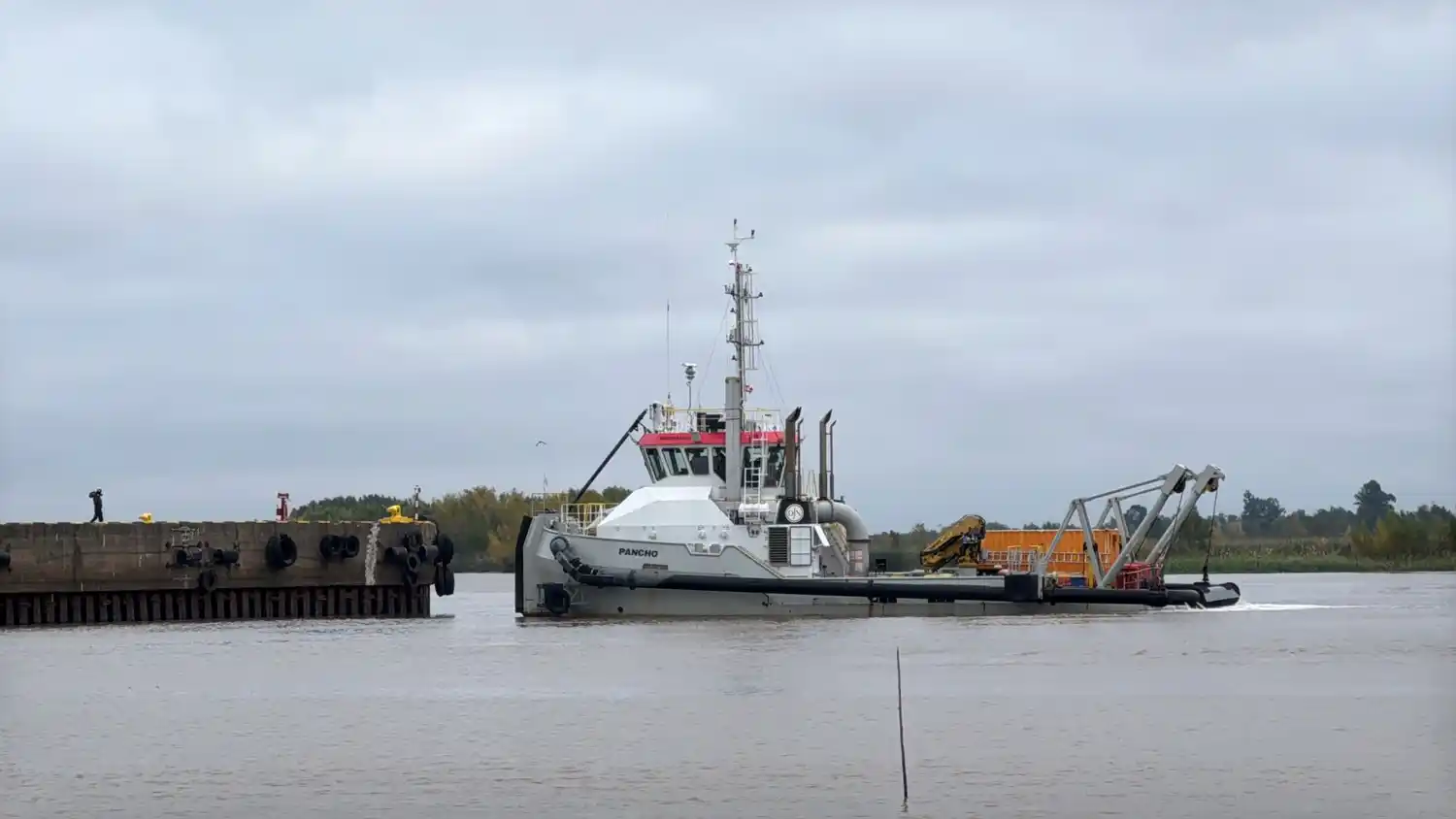 La draga Pancho es la más pequeña y trabaja en la sección más cercana al muelle donde está amarrado el Yasa Tokyo. Foto: La Opinión & Sin Galera.