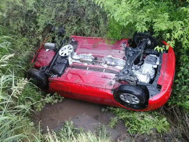 Una empleada judicial volcó en Ruta 20 y el auto no sirve mas
