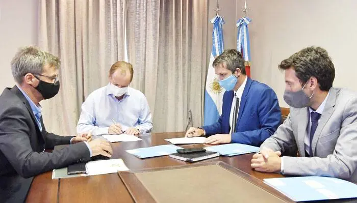 Firmaron convenios por más obras de agua potable y cloacas en toda la provincia 