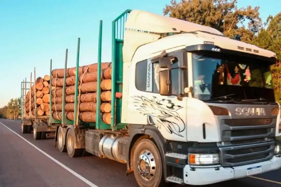 Uruguay firmó un decreto que afecta directamente a los transportistas argentinos