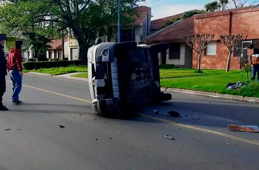 Choque y vuelco sobre la avenida Paso