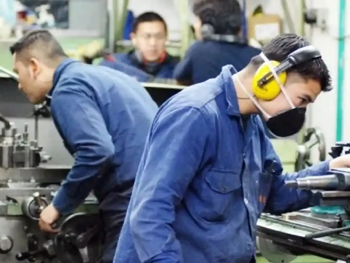 El empleo registrado privado cayó 2,6% interanual en abril