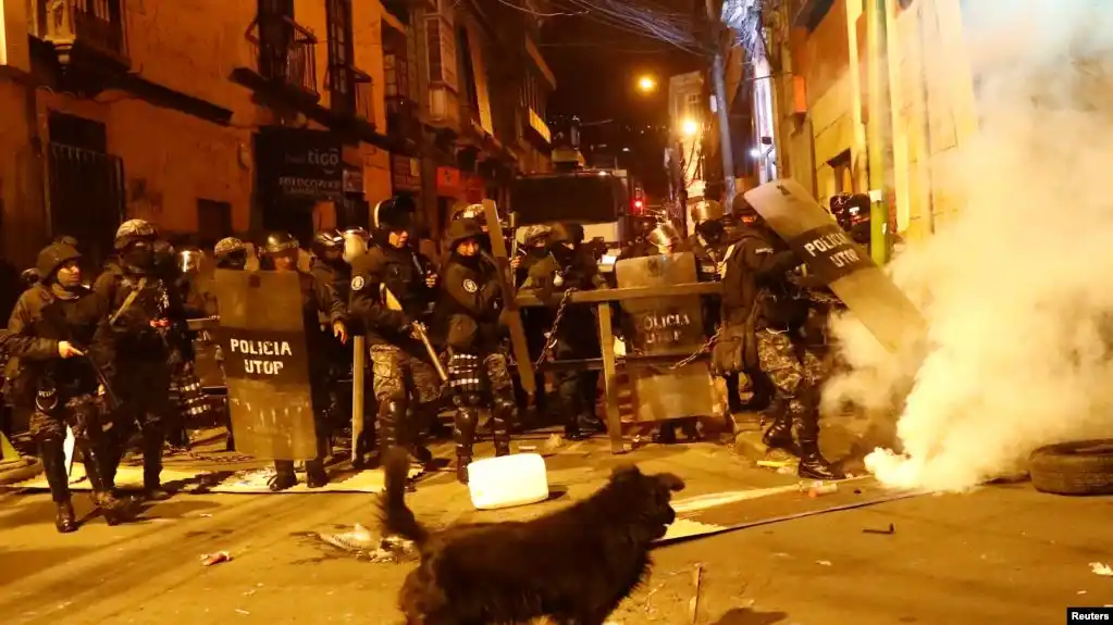 Bolivia: En medio de la crisis agreden a periodistas y gobierno descarta renuncia de Morales