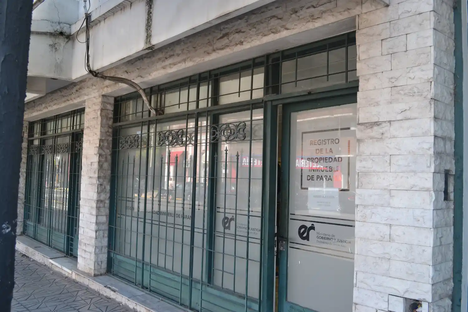 Trabajadores del Registro de la Propiedad realizan retención de servicio y reclaman falta de diálogo