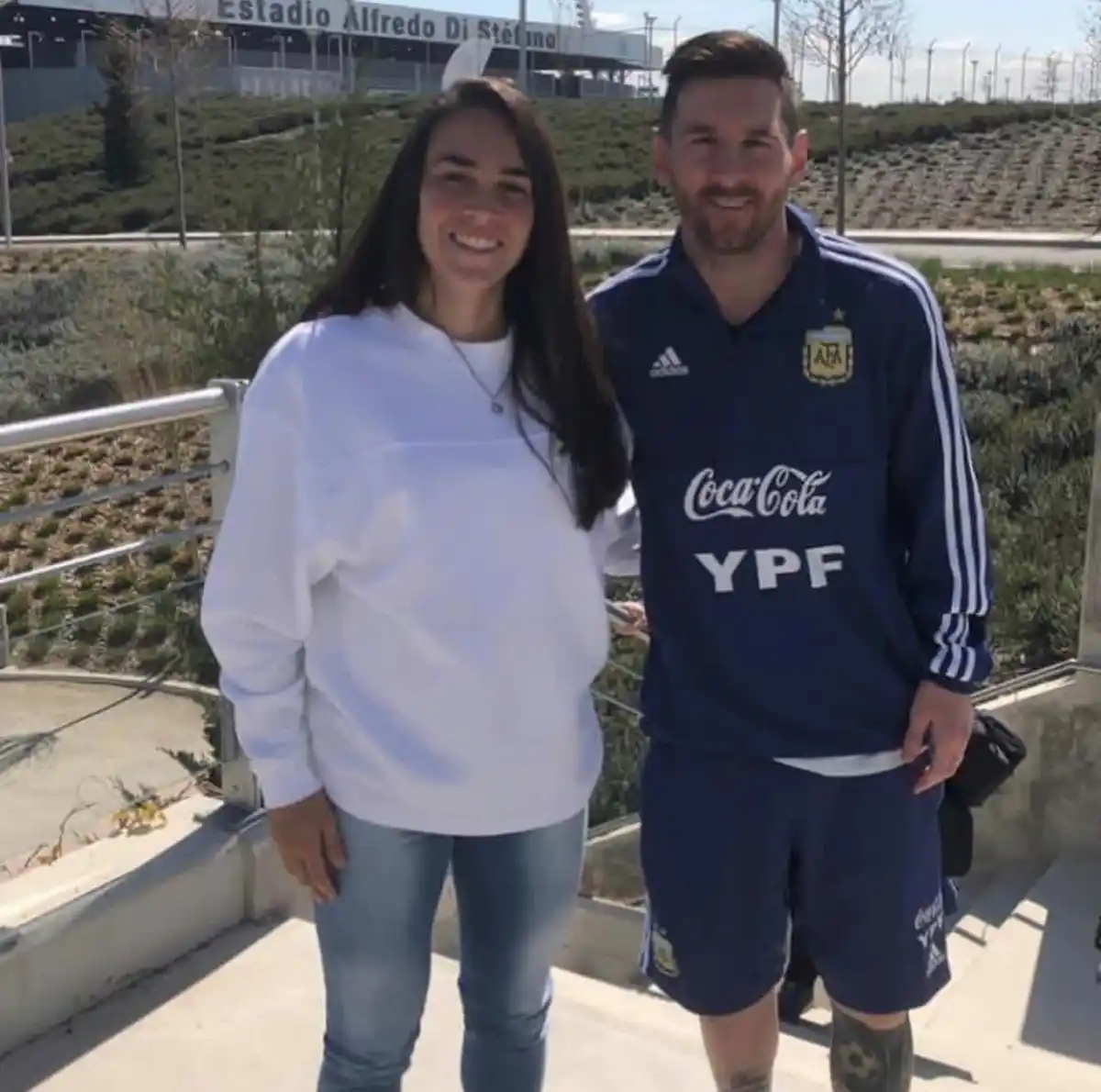 Agustina Barroso observó el entrenamiento de la Selección y posó junto a Messi