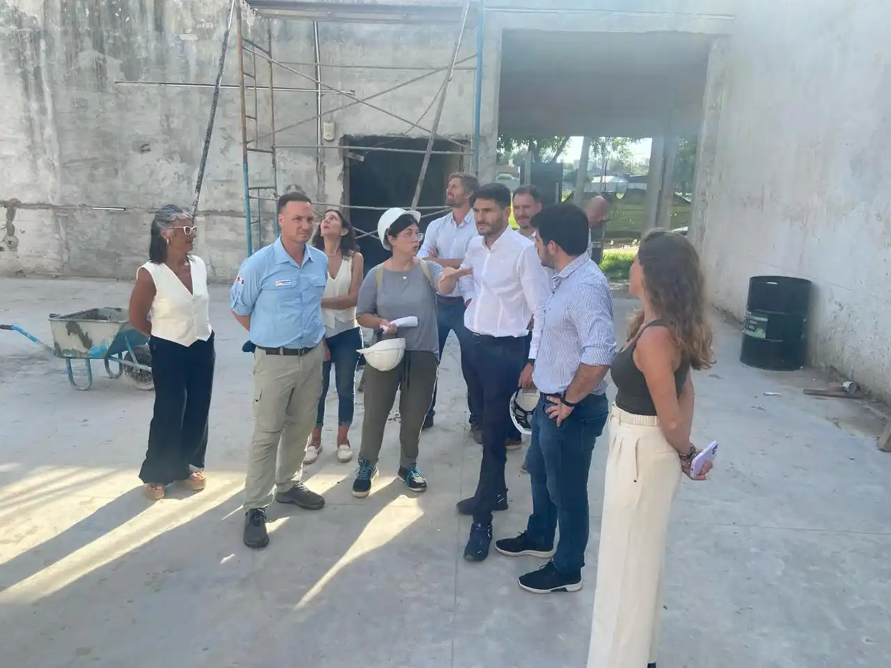 El gobernador, acompañado del ministro Lisandro Enrico y el intendente Leonel Chiarella, recorrió el avance de obra. Foto: Sur24