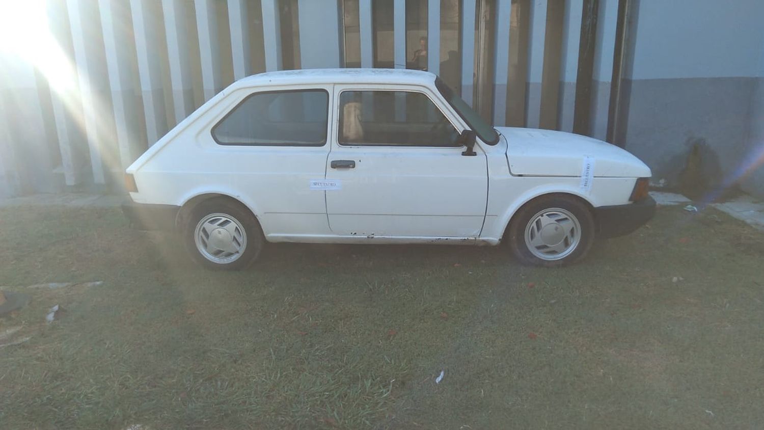 Hallaron 139.300 pesos y dos armas de fuego en la requisa al automóvil Fiat 147