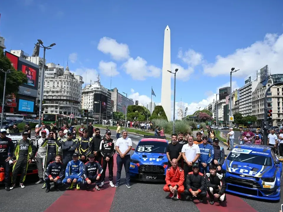 Los autos del TC2000 fueron presentados en el Obelisco, el mítico monumento del centro de la Ciudad de Buenos Aires. Foto: GCBA