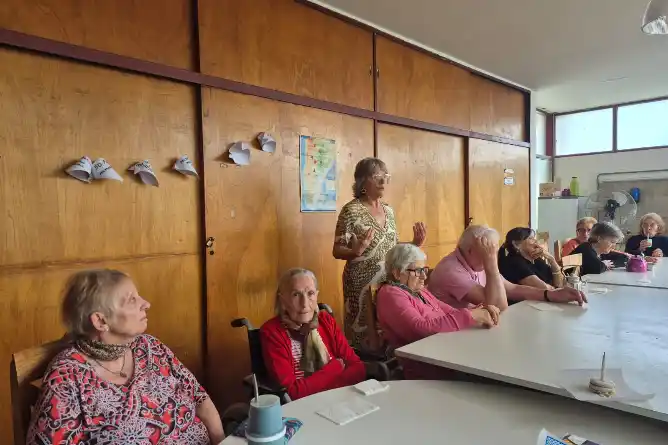“Hilvanando Historias”: el taller que transforma los recuerdos en relatos vivos en el Hogar Municipal