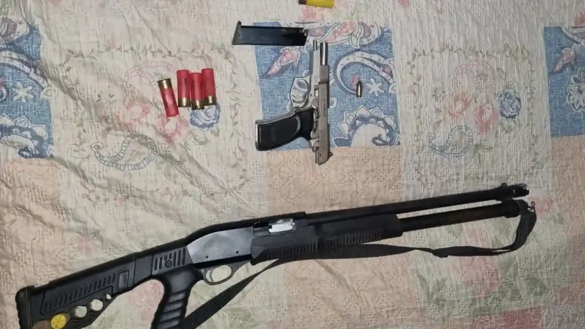 Amenazó de muerte a su propio hijo con armas de fuego para que abandone su casa