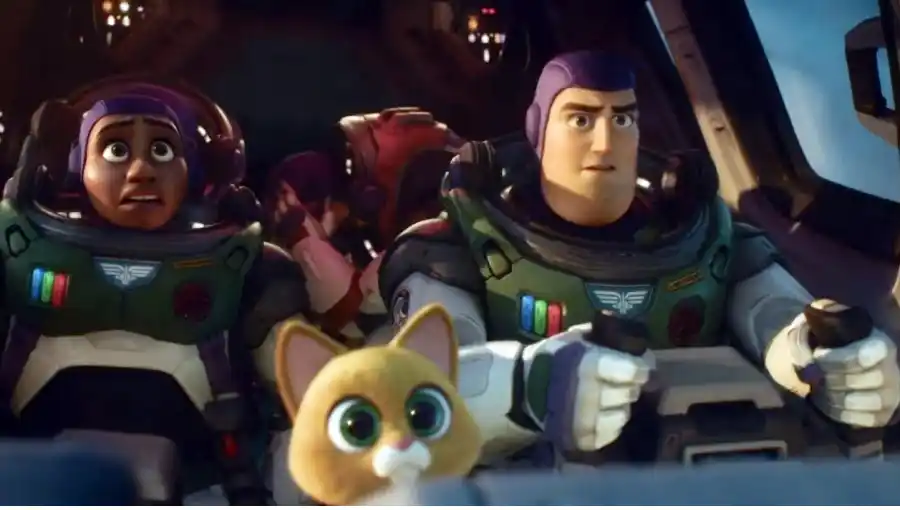 La película animada "Lightyear", vetada en 14 países por una escena de beso lésbico