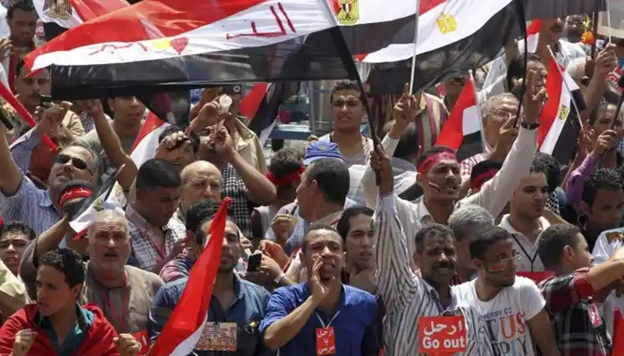 Egipto: Las FF. AA  desplazan al presidente