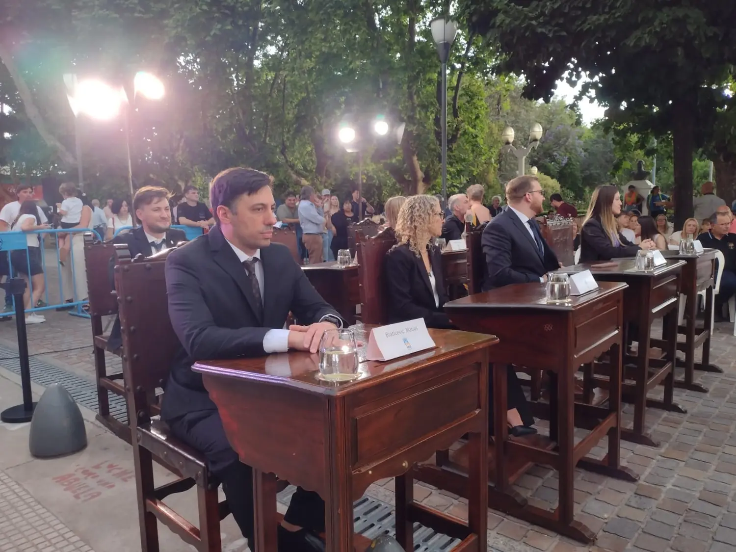 Cuántos empleados tiene cada bloque político.
