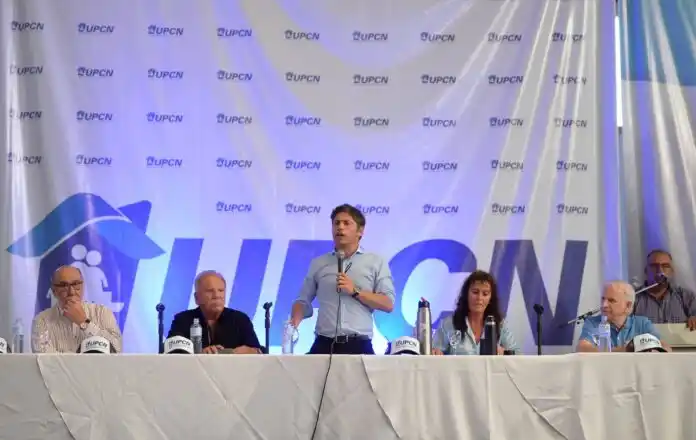 Kicillof otorgó un aumento del 25% por decreto y culpó a Milei por no dar más