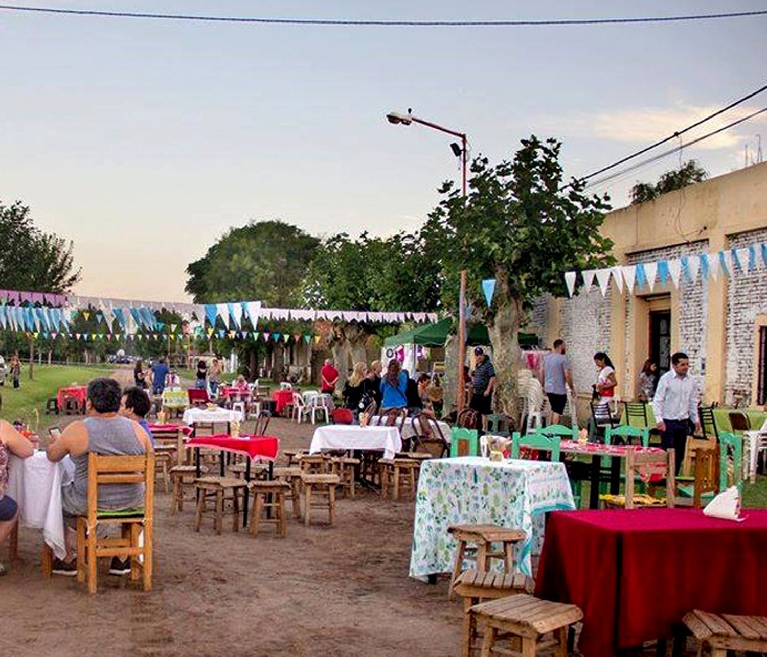 Mochileros y estudiantes de intercambio que se acercaron a conocer la autenticidad de lo local, en la noche de los almacenes.