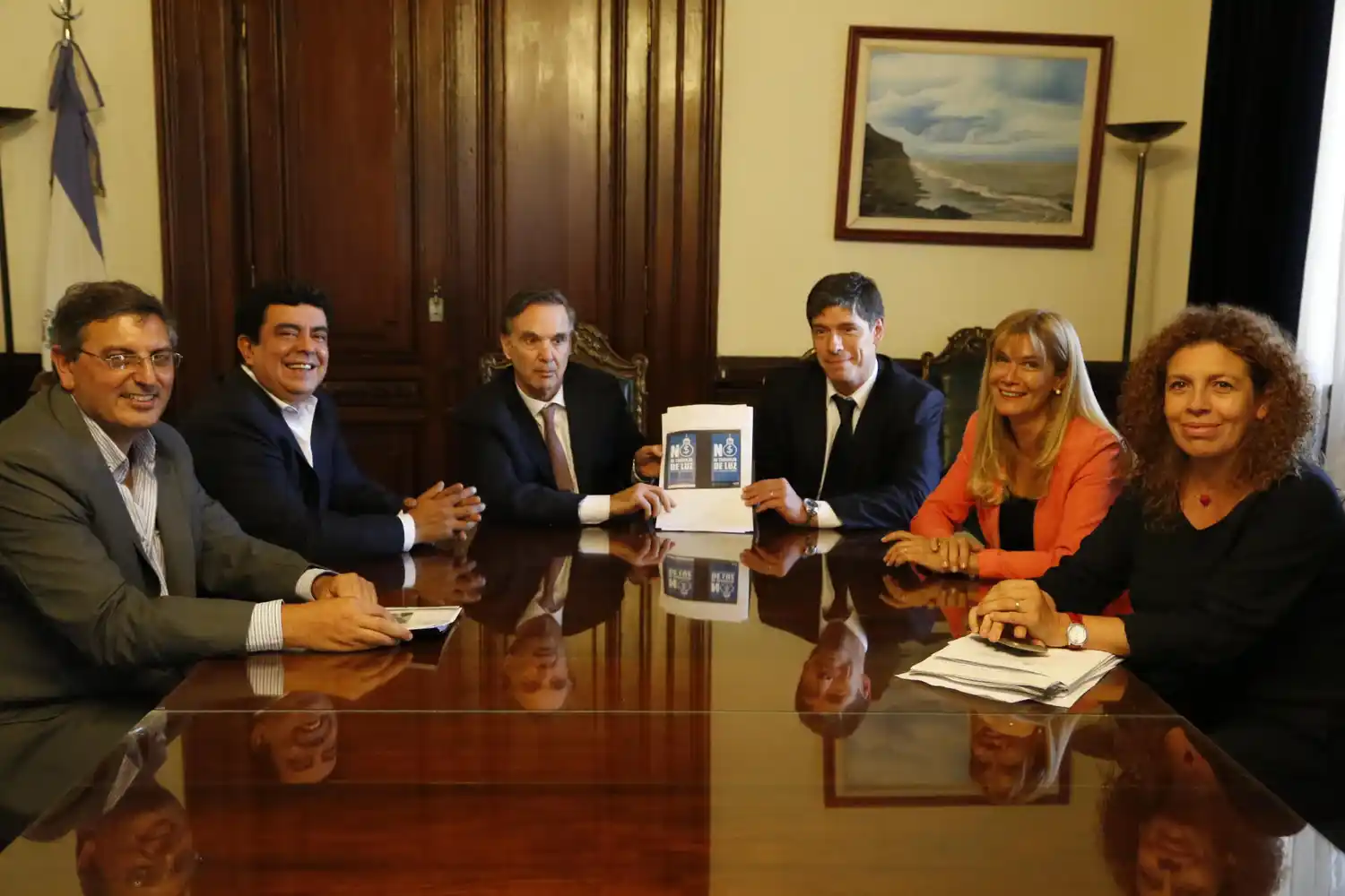 Dirigentes kirchneristas juntan firmas contra el "tarifazo eléctrico"