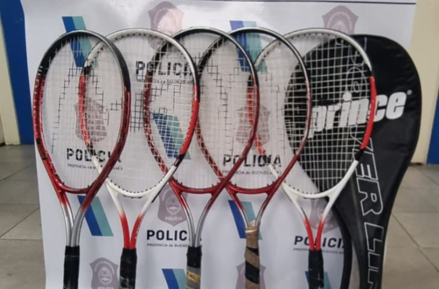 Rompieron la puerta de una cancha del EMDER para robar raquetas y fueron capturados