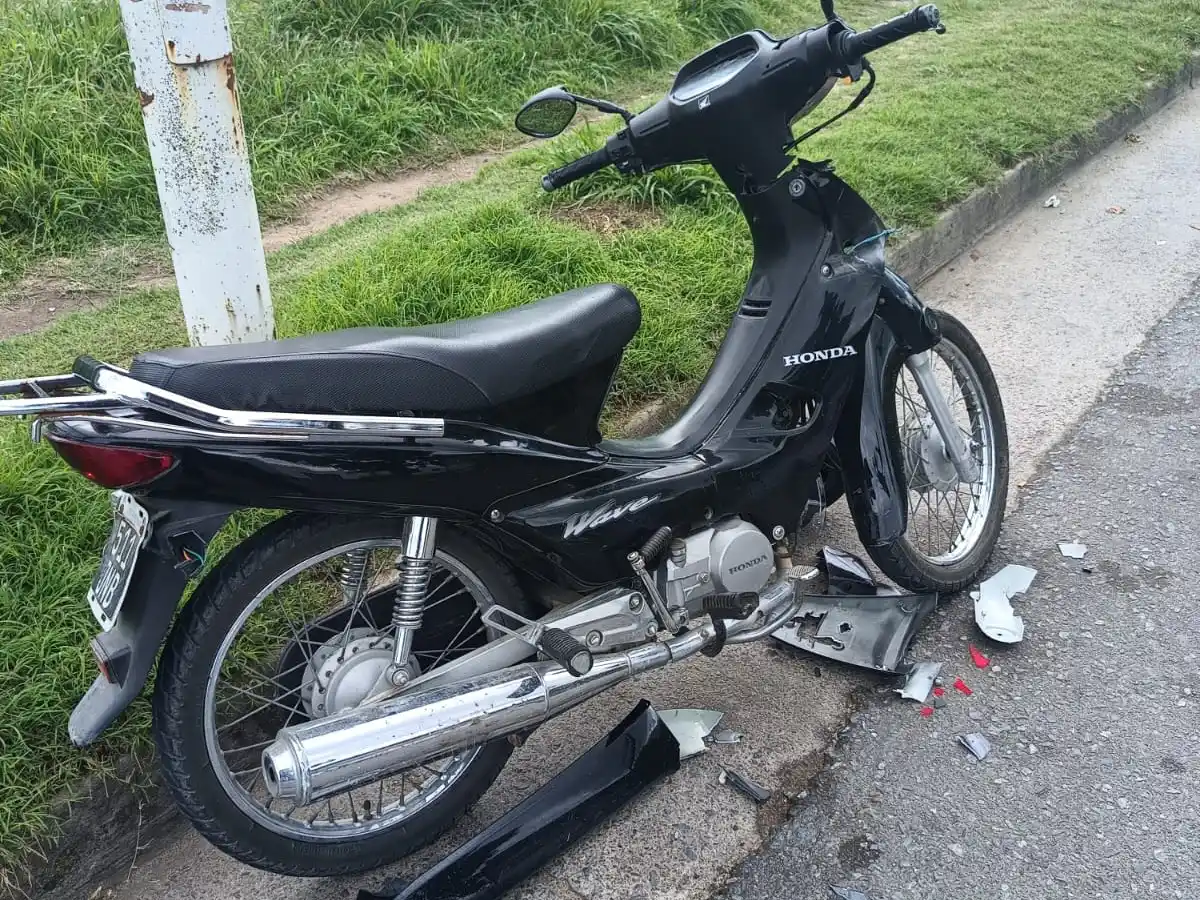 La motocicleta Honda Wave involucrada en el accidente.
