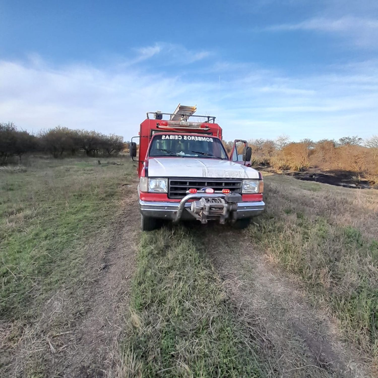 Durante las PASO los Bombero Voluntarios de Ceibas debieron intervenir en un incendio de pastizales y un despiste