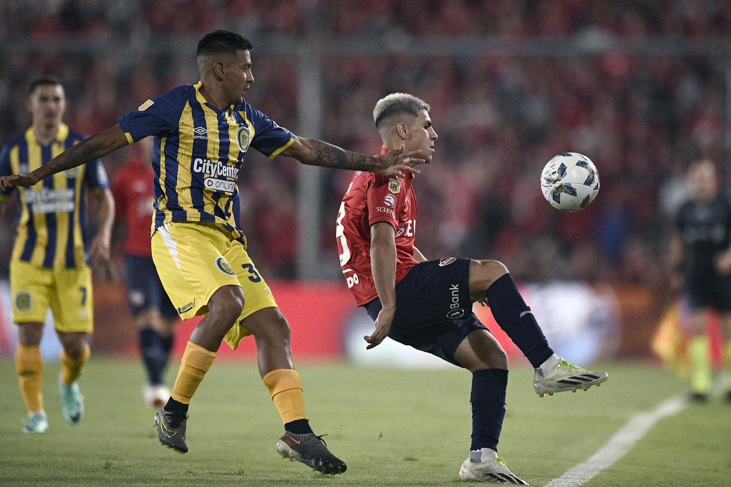 Alex Luna intenta dominar la pelota.