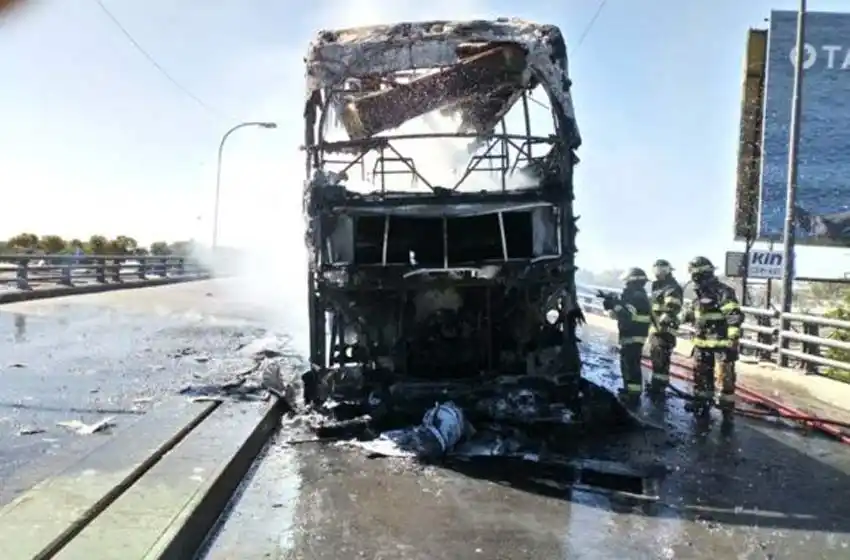 Se incendió un colectivo en el Viaducto Avellaneda