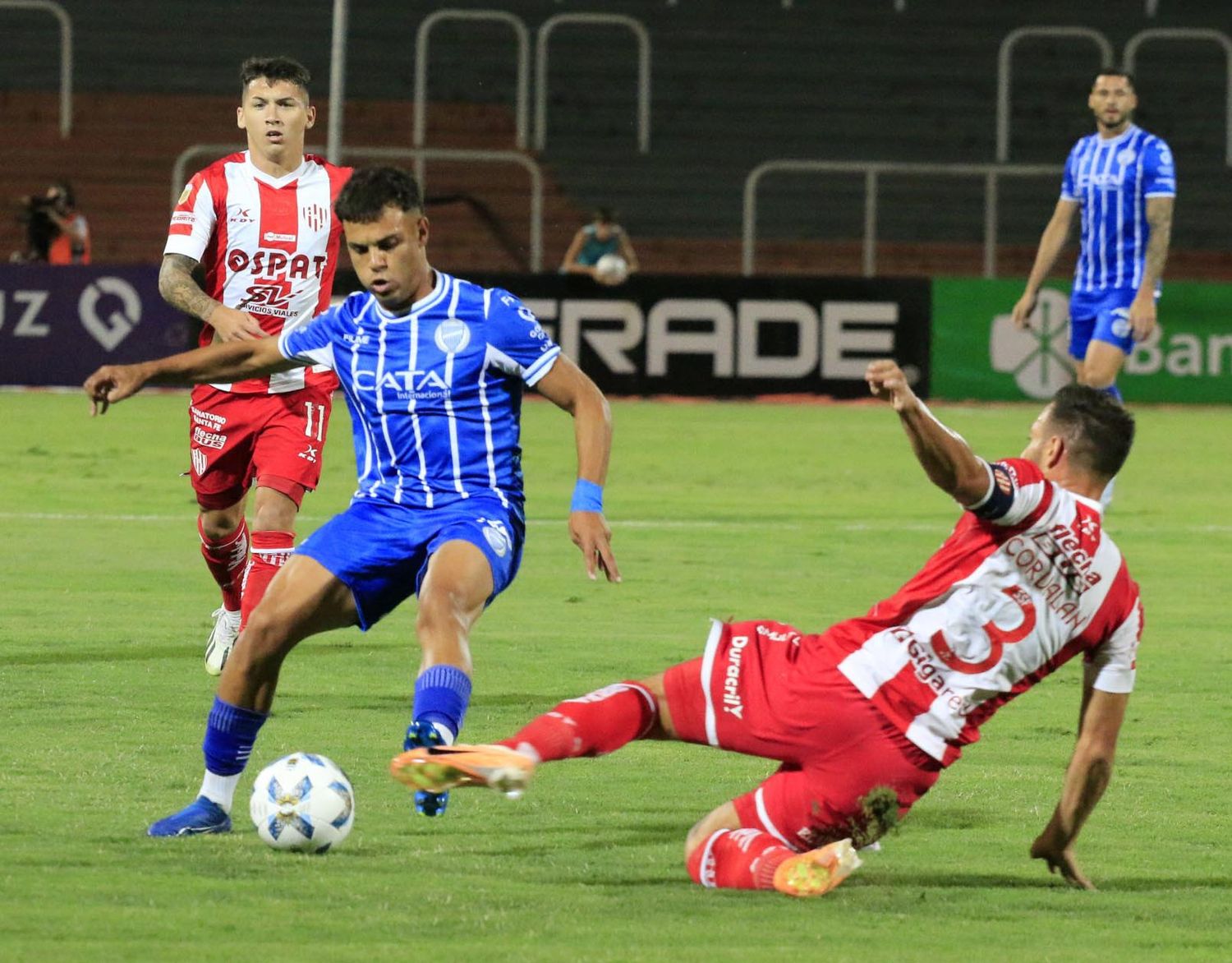 Godoy Cruz no pudo con Unión, pero quedó solo arriba